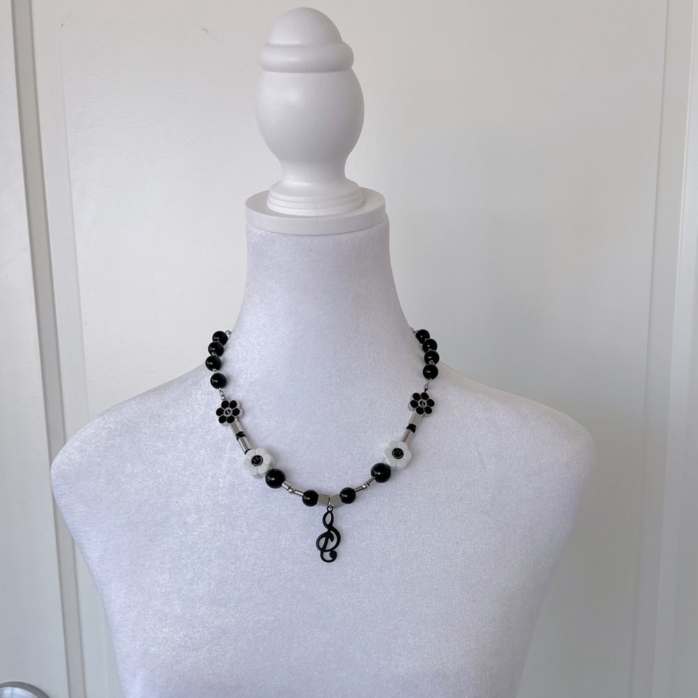 Y2K Flower Pearl Music Symbol Unisex Black/White Necklace